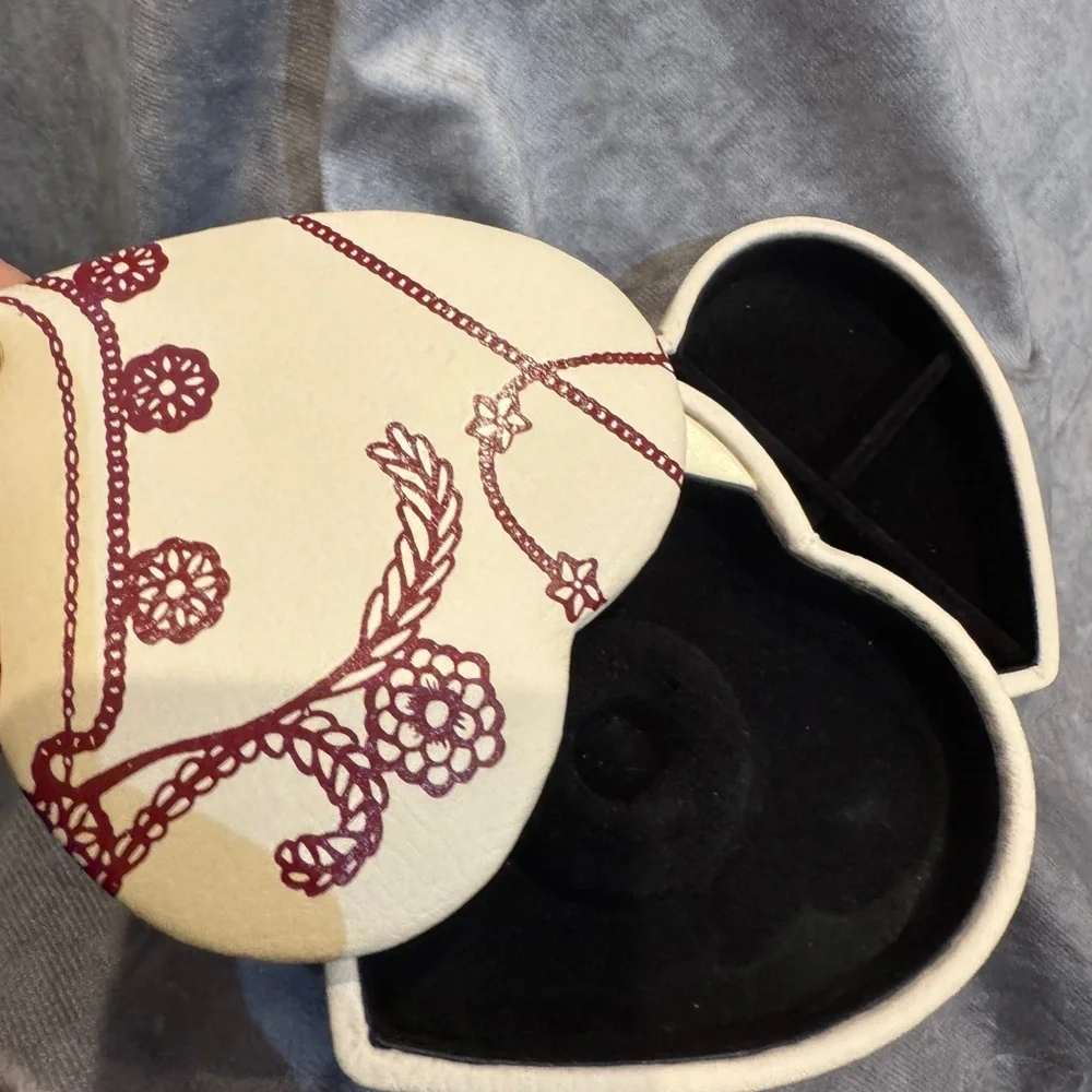 Pandora Leather Heart-Shaped Cream Jewelry 3 tier Box with Red Floral‎ Design